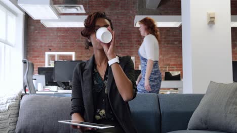 Businesswoman-working-in-a-modern-officeâ€¨