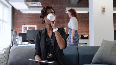 mujer de negocios trabajando en una oficina moderna.