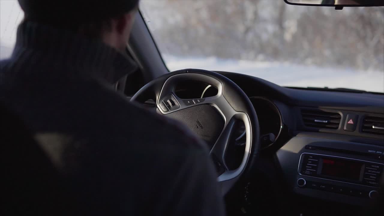 persona que conduce un automóvil en condiciones de nieve