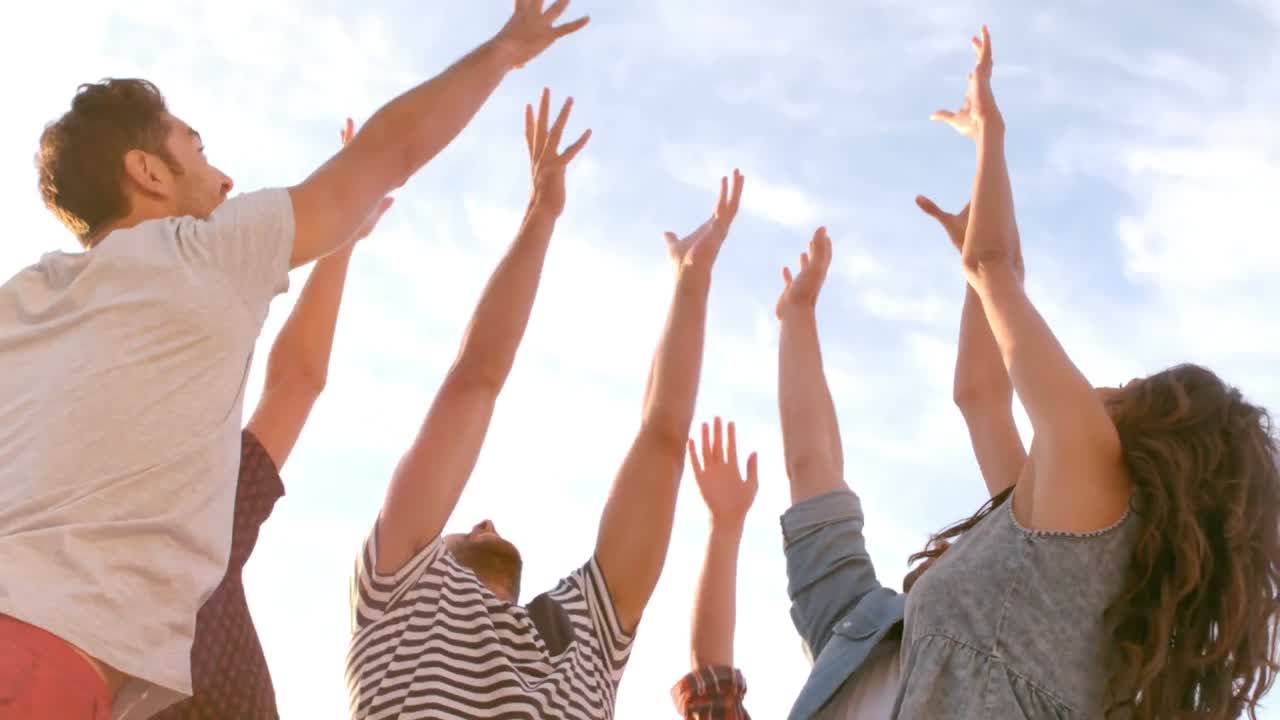 6명이 배구 경기를 하고 있습니다.