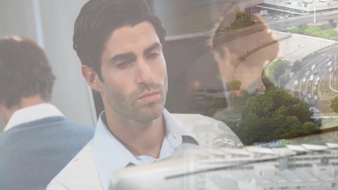 анимация различных бизнесменов в офисе над городским пейзажем