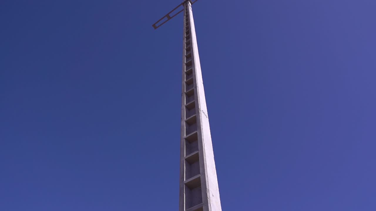 산업용 고전압 전선:  ⁇ 은 푸른 하늘을 배경으로 격자 전기 파일론 타워 구조, 에너지 전송 공학