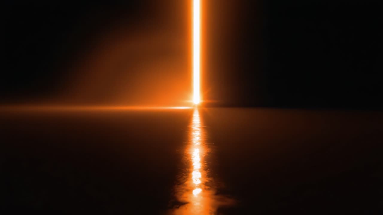 En fascinerende visuel rejse, der viser en lysstråle, der trænger igennem mørket og oplyser den reflekterende overflade nedenunder i fantastiske nuancer af orange og blå.