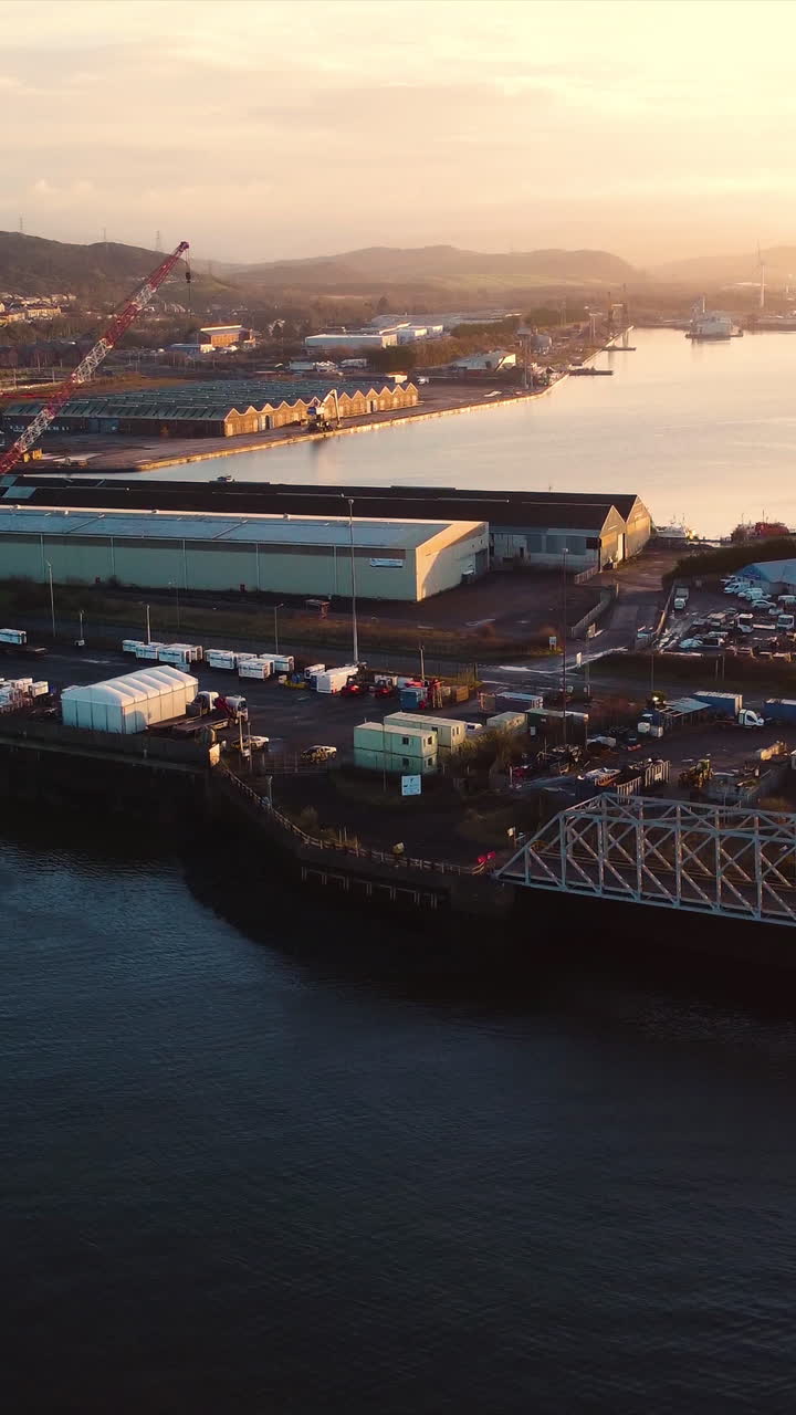 Video Vertikal: Pengungkapan Udara Naik Dermaga Swansea yang Mendukung Kapal Impor dan Ekspor. Lanskap Industri Maritim untuk Bongkar Muat Kargo dan Perbaikan serta Pemeliharaan Kapal