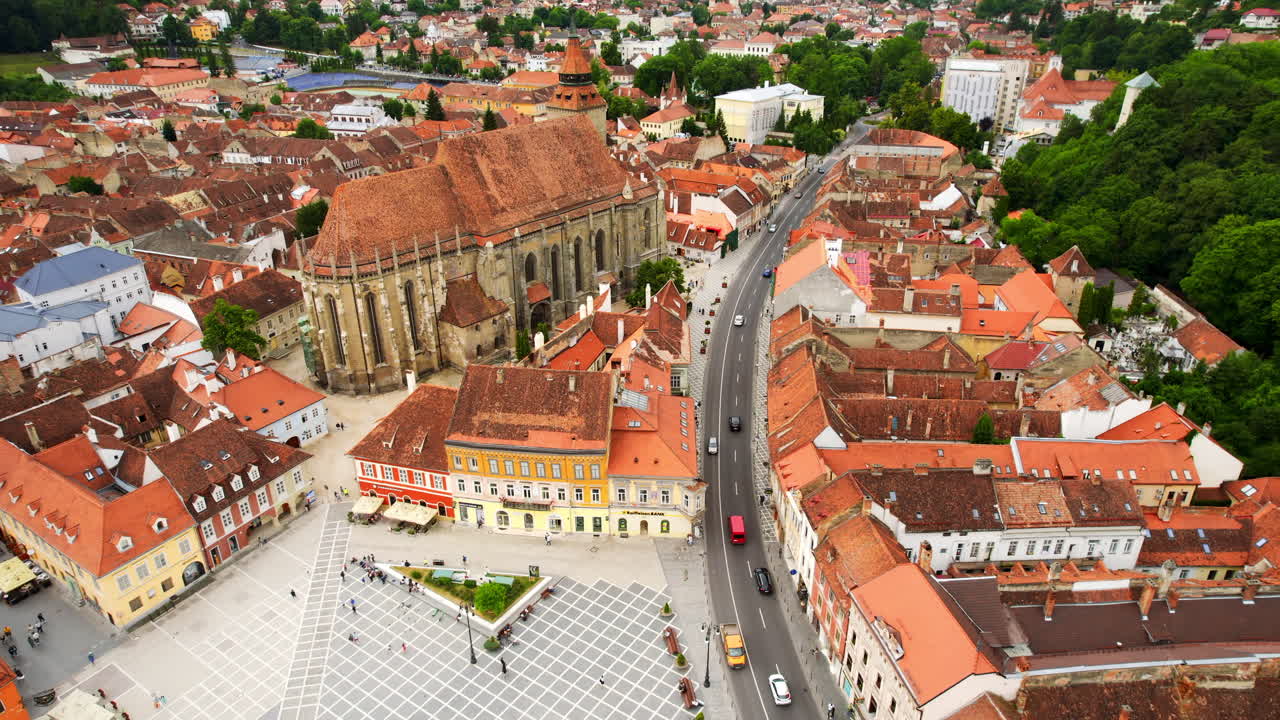 Lotniczy widok z drona na główny plac w Braszowie w Rumunii. Stare centrum miasta z muzeum historii, licznymi budynkami i ludźmi