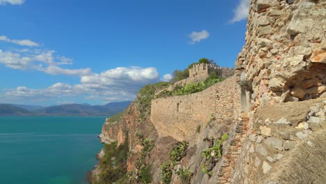 lado del mar del castillo de akronafplia en nafplio