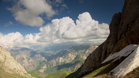 Wolken-Fliegen-über-Die-Berge-Des-Pulatkhan-Plateaus-In-Usbekistan.-Zeitlupenvideo,-Eines-Von-Vier