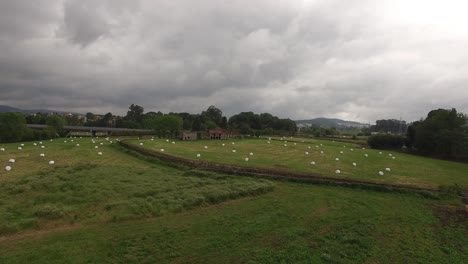 Ackerland-Mit-Grünen-Landwirtschaftsfeldern-Und-Verlassenem-Bauernhof-Im-Hintergrund