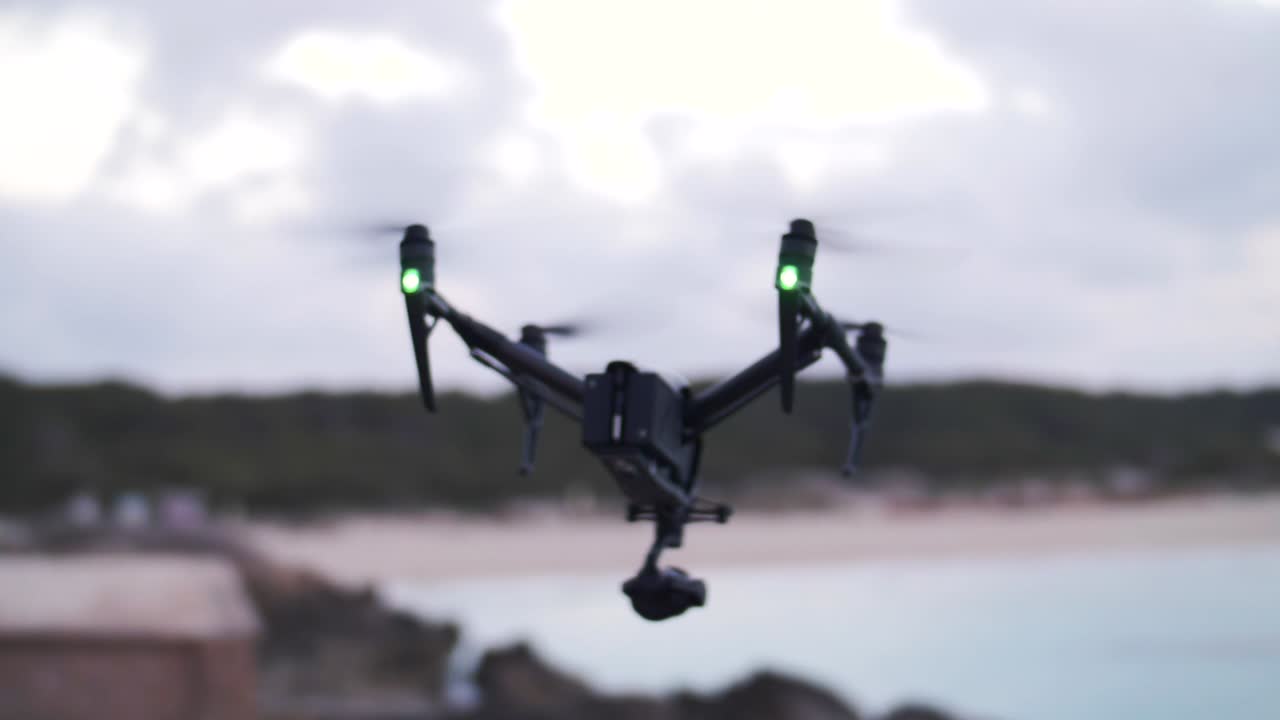 비행 쿼드콥터의 슬로우 모션 영상 - dji inspire 2 - 전문 영화 제작 장비 - flyying away