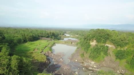 Ein-Großer-Fluss,-Der-Wenig-Wasser-Enthält-Und-Von-Bäumen-Umgeben-Ist