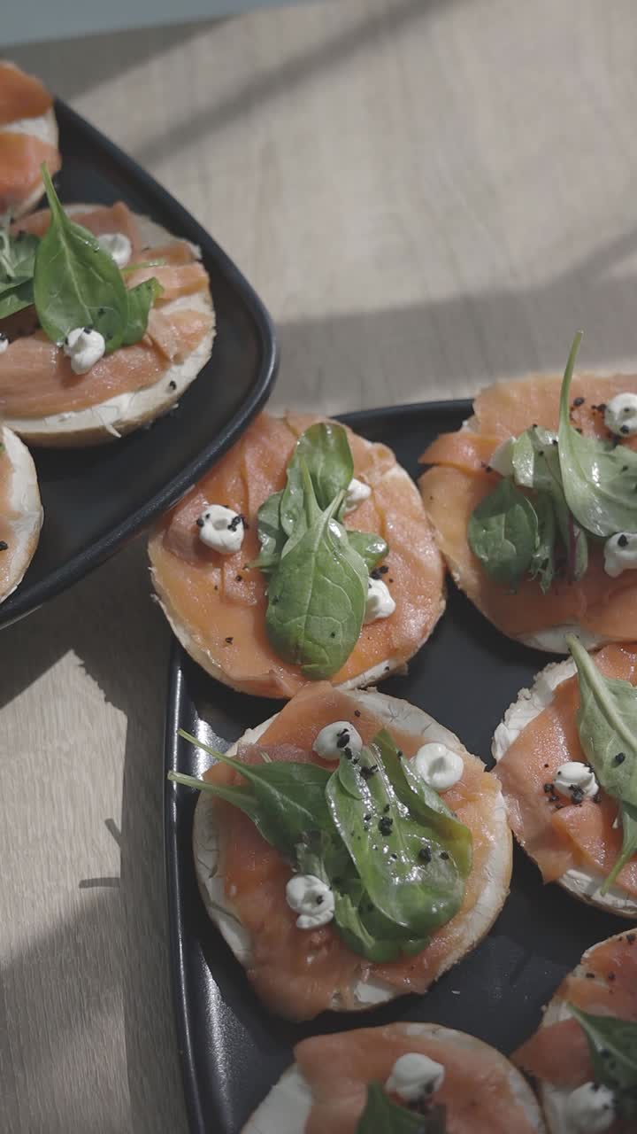 Antipasti di salmone appena preparati guarniti con verdure fresche