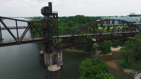 Toma-De-Drone-Del-Puente-De-Unión-En-Little-Rock,-Arkansas,-EE.UU.