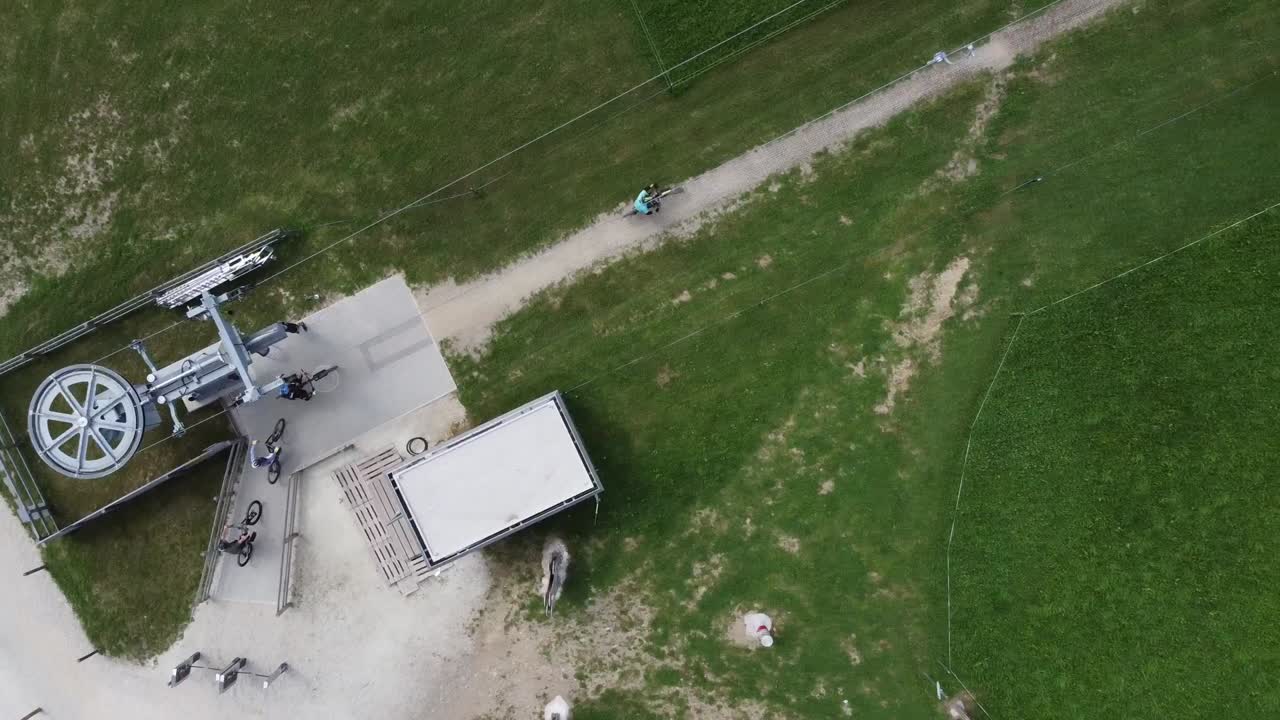 fotografía de un ascensor para ciclistas de montaña en un parque de senderos para bicicletas - vista desde arriba a vista de pájaro ligero giro y calentamiento movimiento - ciclistas de pie en el ascensor