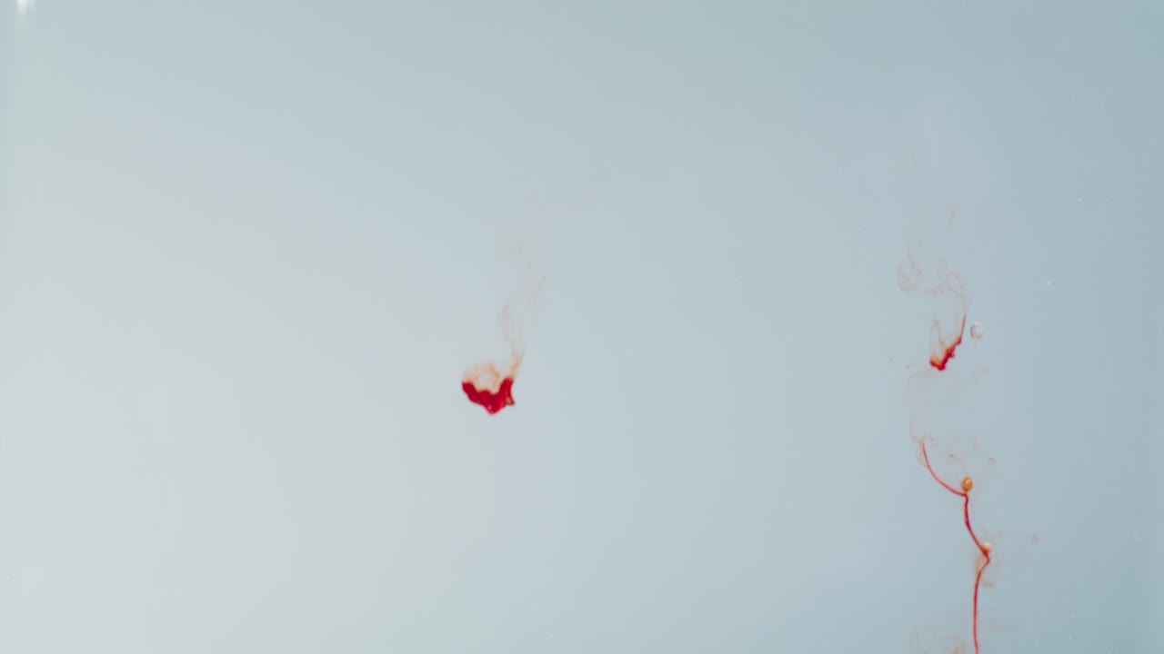 tinta roja que se disuelve en agua