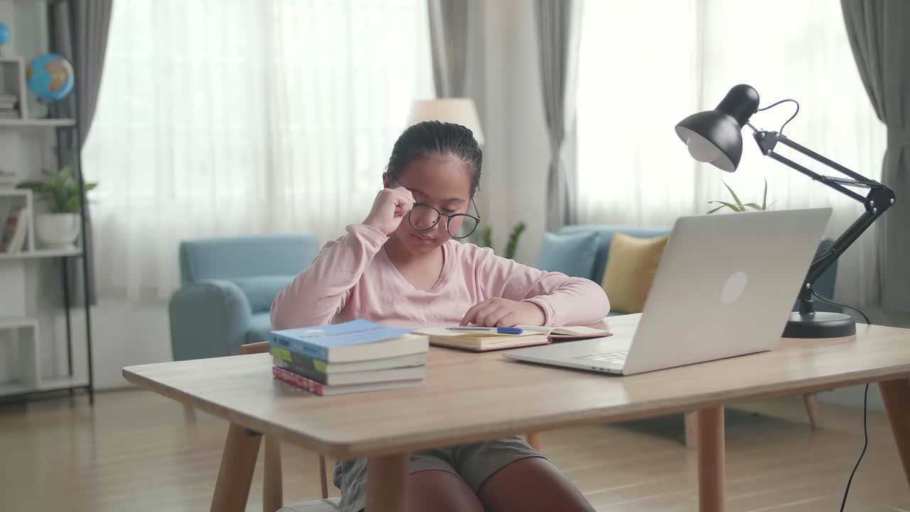 집에서 공부하는 피곤한 학생