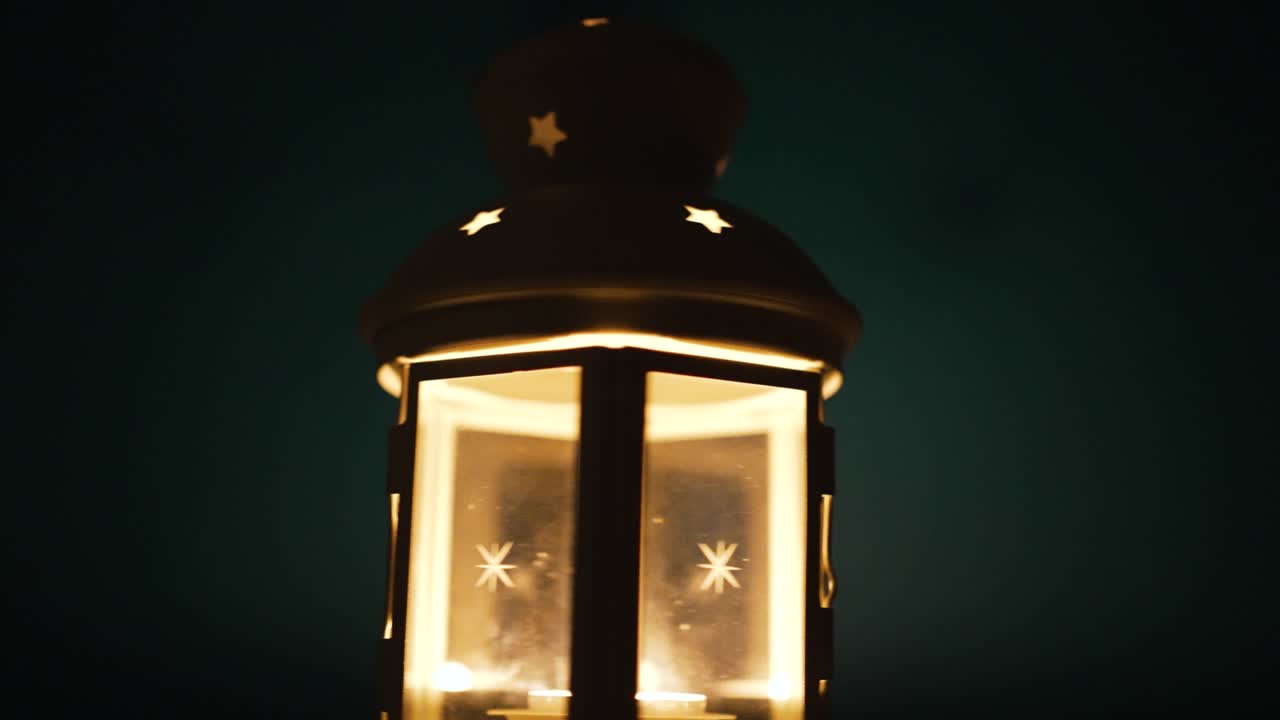 어 속에서 회전하는 불로 된 유리 등불