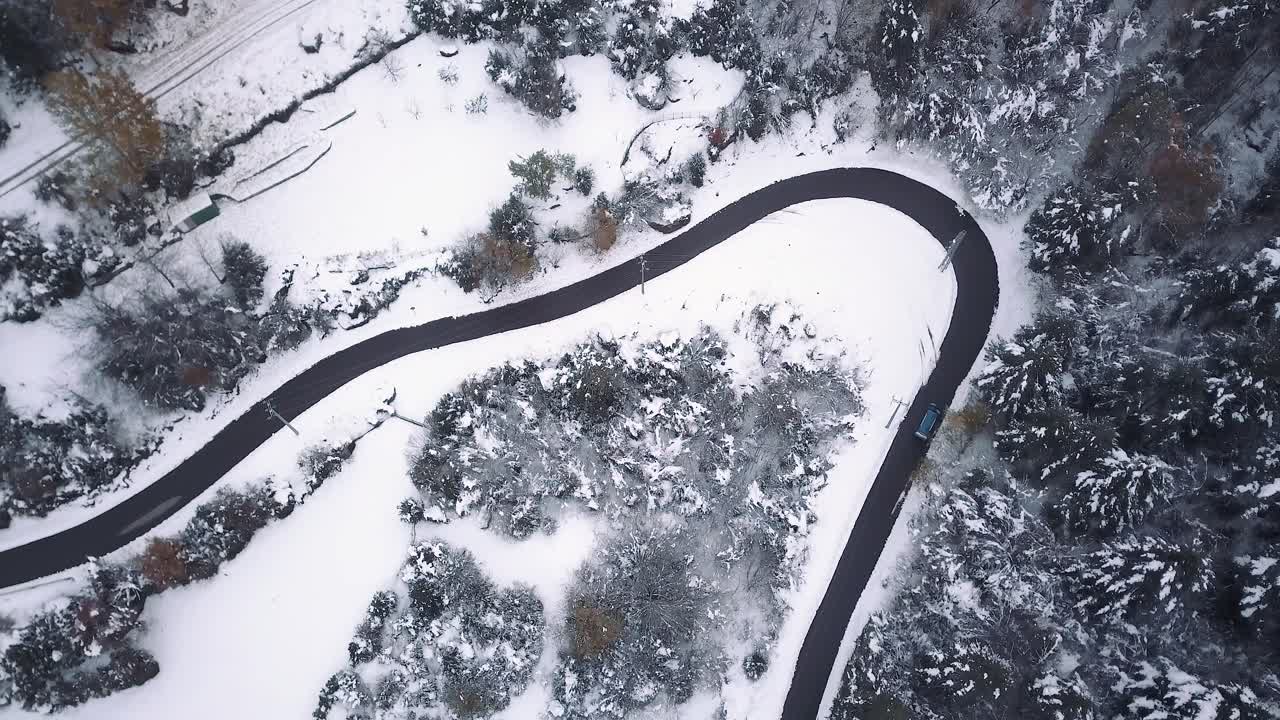 피리네 산맥의 산길을 달리는 캘리포니아 볼스크바겐의 정점 드론 샷