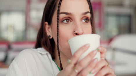 en el café de la mujer, beber y la paz