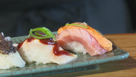un delicioso plato de sushi