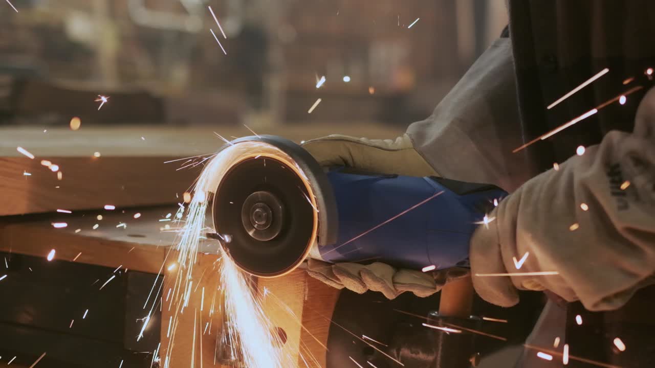 artesano trabajando con un disco de corte en un taller de mal humor