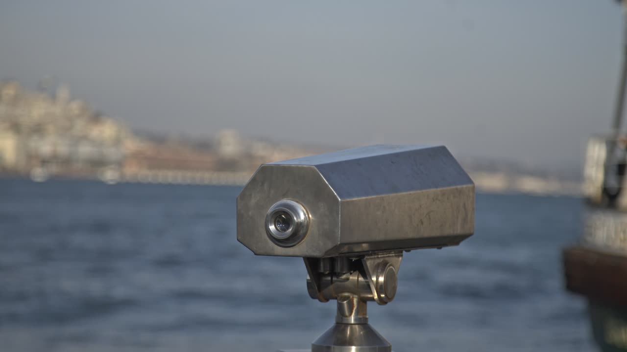 vista del mar con los barcos que pasan por el bósforo, estambul, turquía