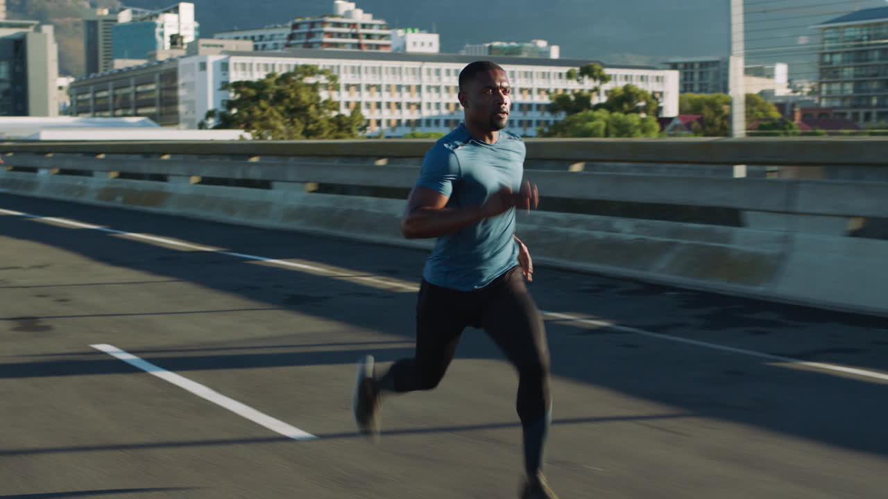 hombre, carretera de la ciudad y correr rápido para la aptitud