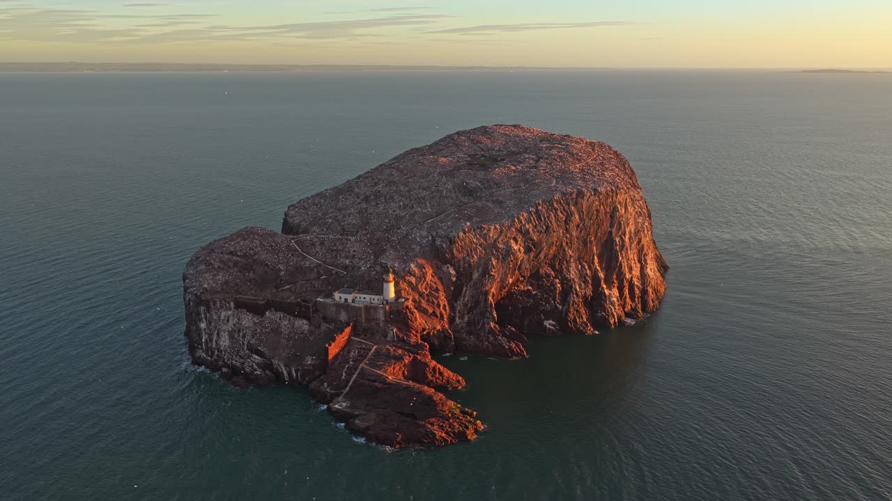 Faro di Bass Rock, vista aerea durante il tramonto all'ora d'oro