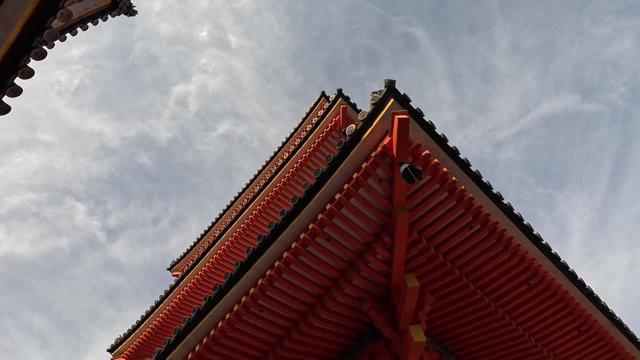 일본 교토 기요미즈데라 사찰 단지 내 고야스 탑의 지붕 구조 - 로우 앵글 샷