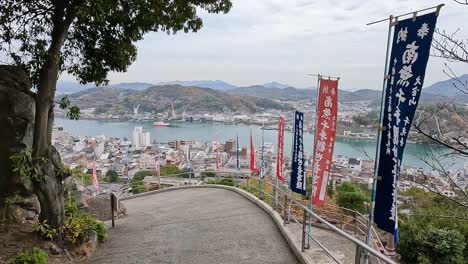 pancartas con kanji frente al horizonte de onomichi, japón