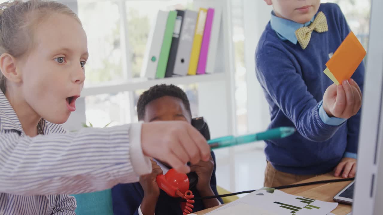 como niños ejecutivos divirtiéndose en la oficina 4k