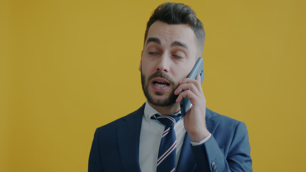 Un uomo d'affari al telefono.
