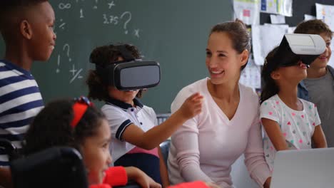 Vorderansicht-Von-Schülern-Gemischter-Abstammung,-Die-Ein-Virtual-Reality-Headset-Mit-Lehrer-Und-Klassenkameraden-In-4K-Verwenden