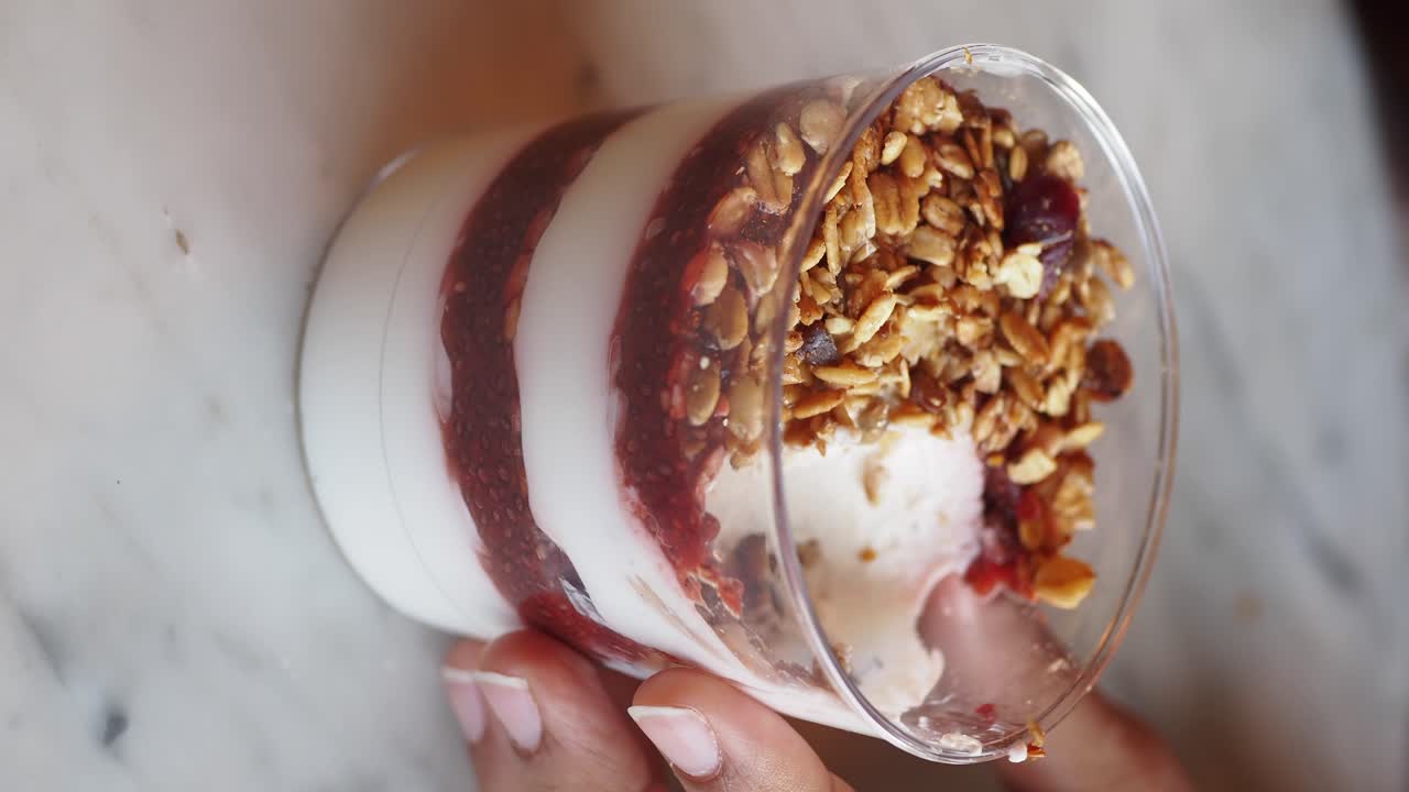 un delicioso parfait de yogur con granola y bayas