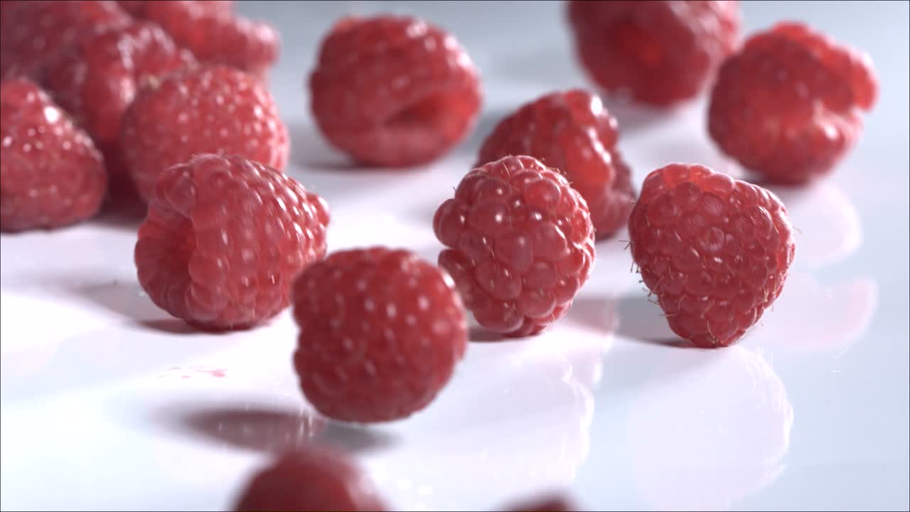 하 바탕에 굴러 내려오는 라즈베리. 느린 동작