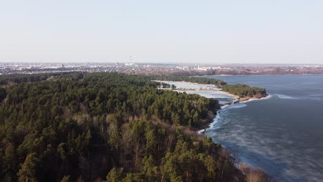 Hermoso-Bosque-Y-Laguna-De-Kaunas-En-Vista-Aérea-De-Drones-A-Principios-De-La-Primavera