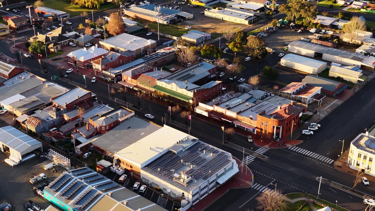 Dronebilde fra høy vinkel av gater og bygninger i en outback-by i Coonabarabran, NSW, Australia