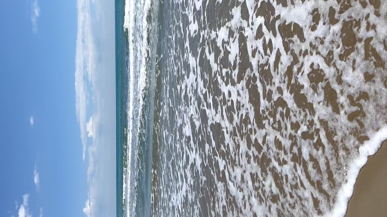 olas marinas en la playa durante el verano, vista vertical