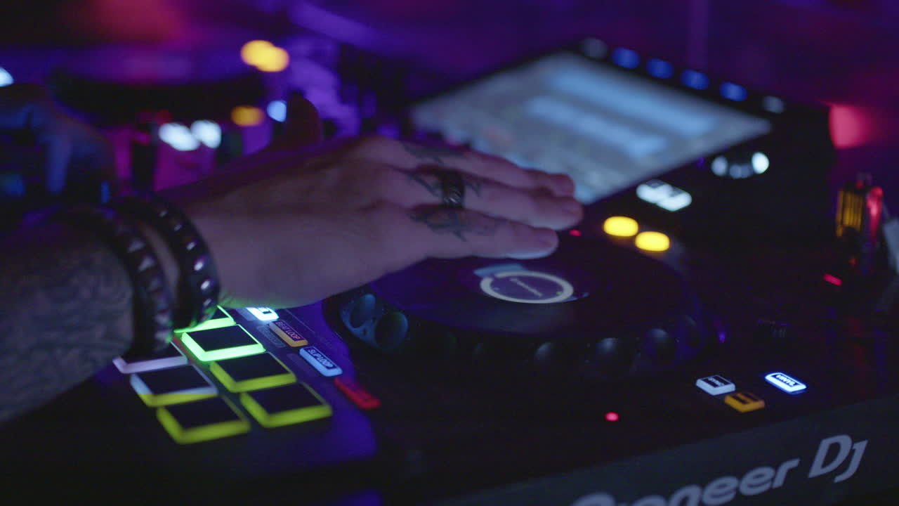 dj actuando en un club nocturno