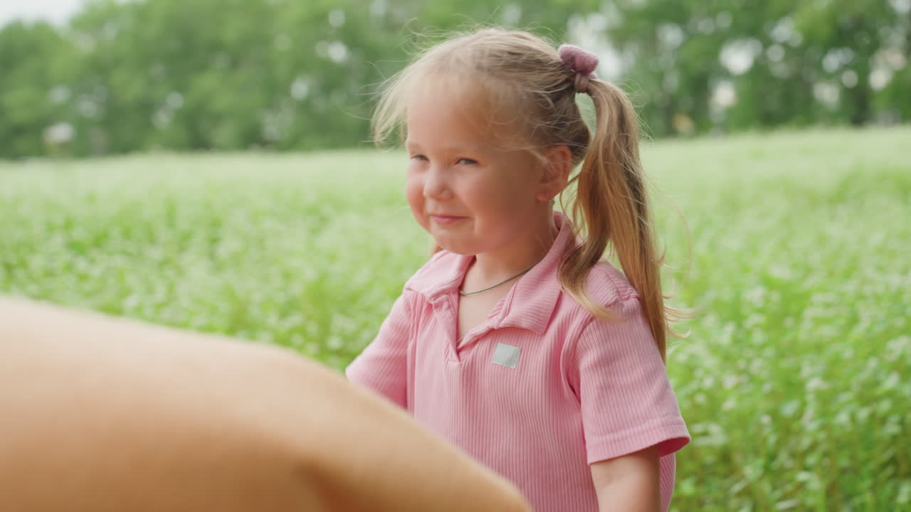 Kind spielt glücklich, Junges Kind erfreut sich an der Freizeit, Fröhliches junges Kind erlebt fröhliche Outdoor-Spielzeit, Ein unschuldiges und glückliches Kind beteiligt sich an lebhafter und unbeschwerter Erholung im Freien