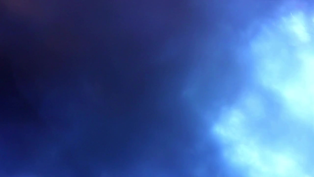 Fughe di luce dinamiche che passano da toni caldi a freddi