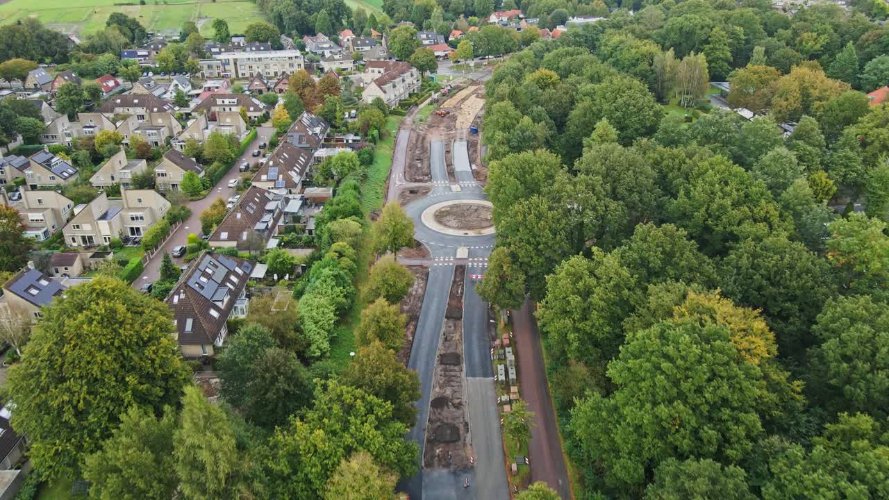 네덜란드 의 한 시골 마을 에서 새로 지어진 교차로 를 가진 건설 중 인 아름다운 도로 의 공중 사진