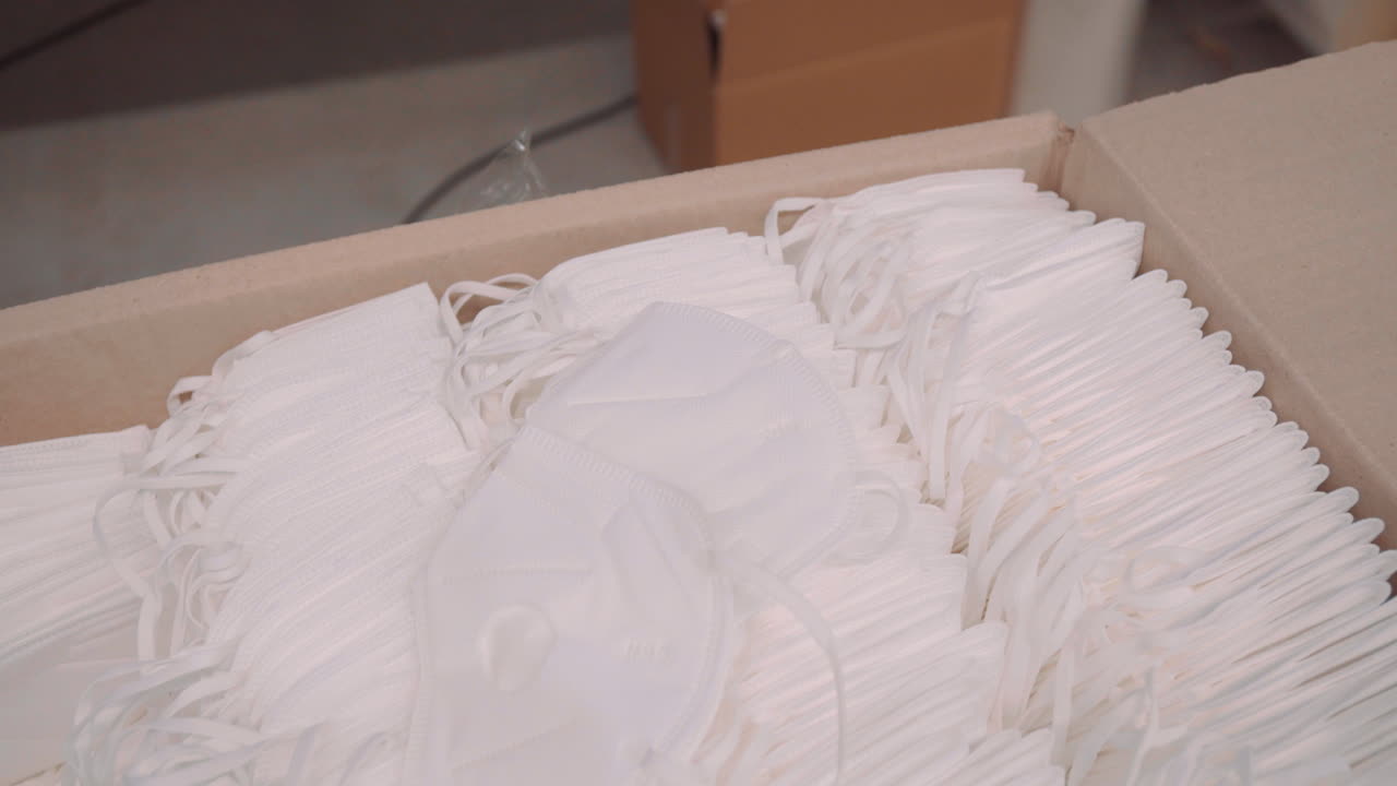 caja llena de mascarillas, tipo h95