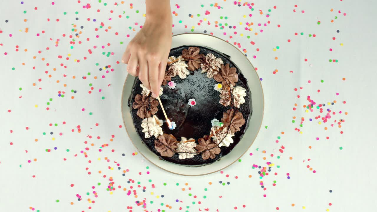 5개의 불이 있는 초콜릿 생일 케이크