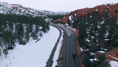 Vista-Panorámica-De-La-Carretera-Asfaltada-Cerca-Del-Parque-Nacional-Bryce-Canyon-Cubierto-De-Nieve-En-Utah,-EE.UU.