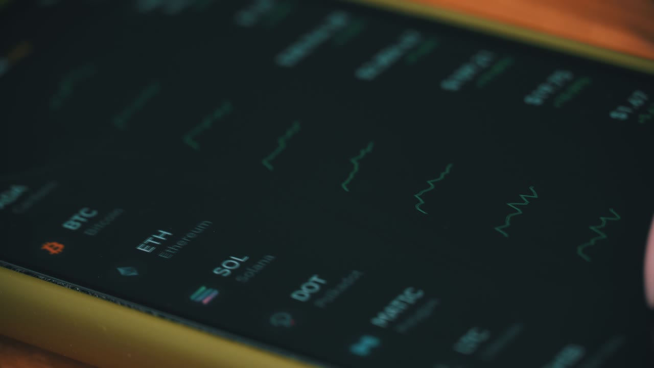 la mano de una mujer comerciante toca la pantalla de las cotizaciones del mercado de valores en un teléfono inteligente