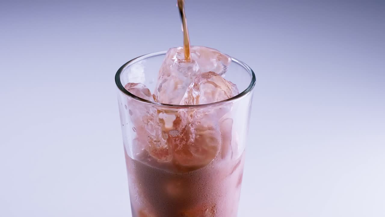 코카콜라는 병에서 유리에 부어