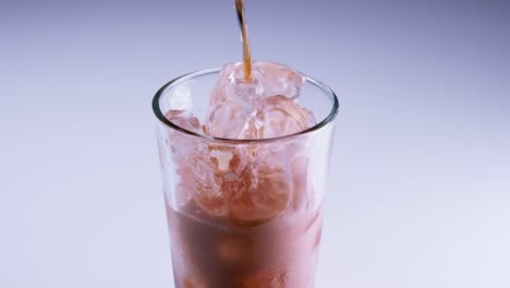 la coca cola se vierte en un vaso de una botella