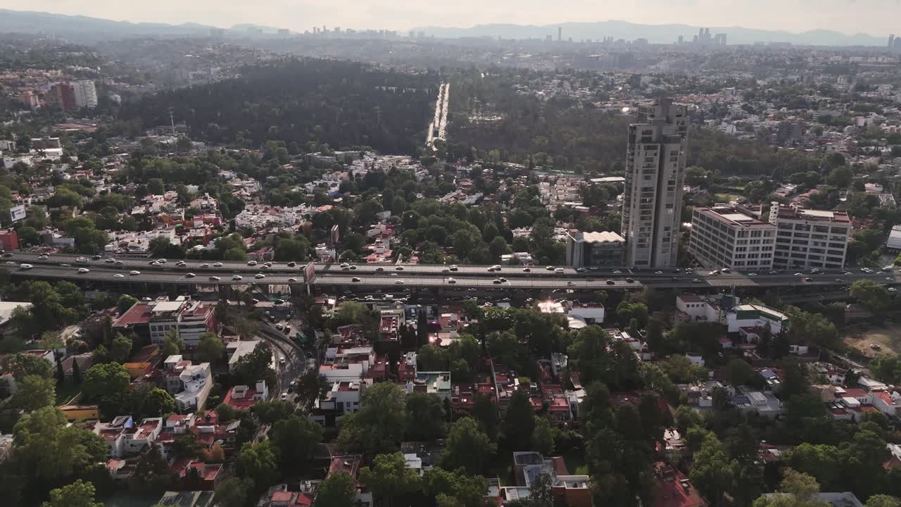 Batı Meksiko Şehri'ndeki otoyollar, havadan görünüm.