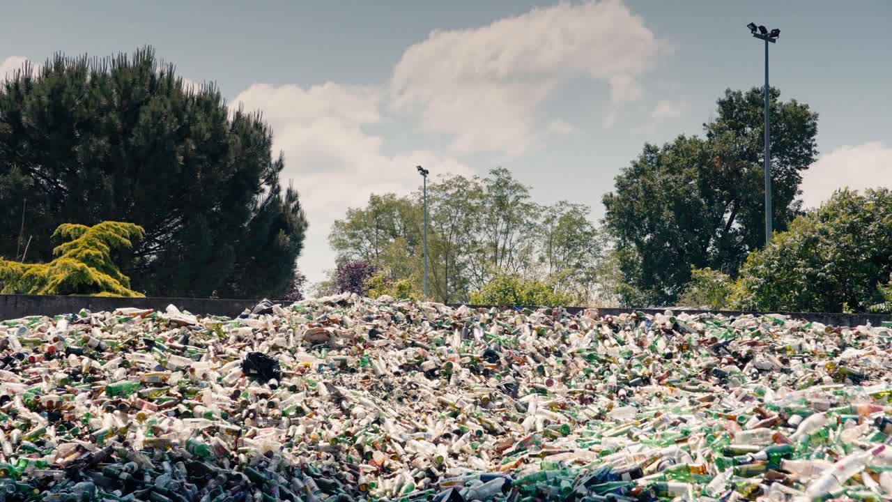 montaña de vidrio con botellas rotas para el reciclaje