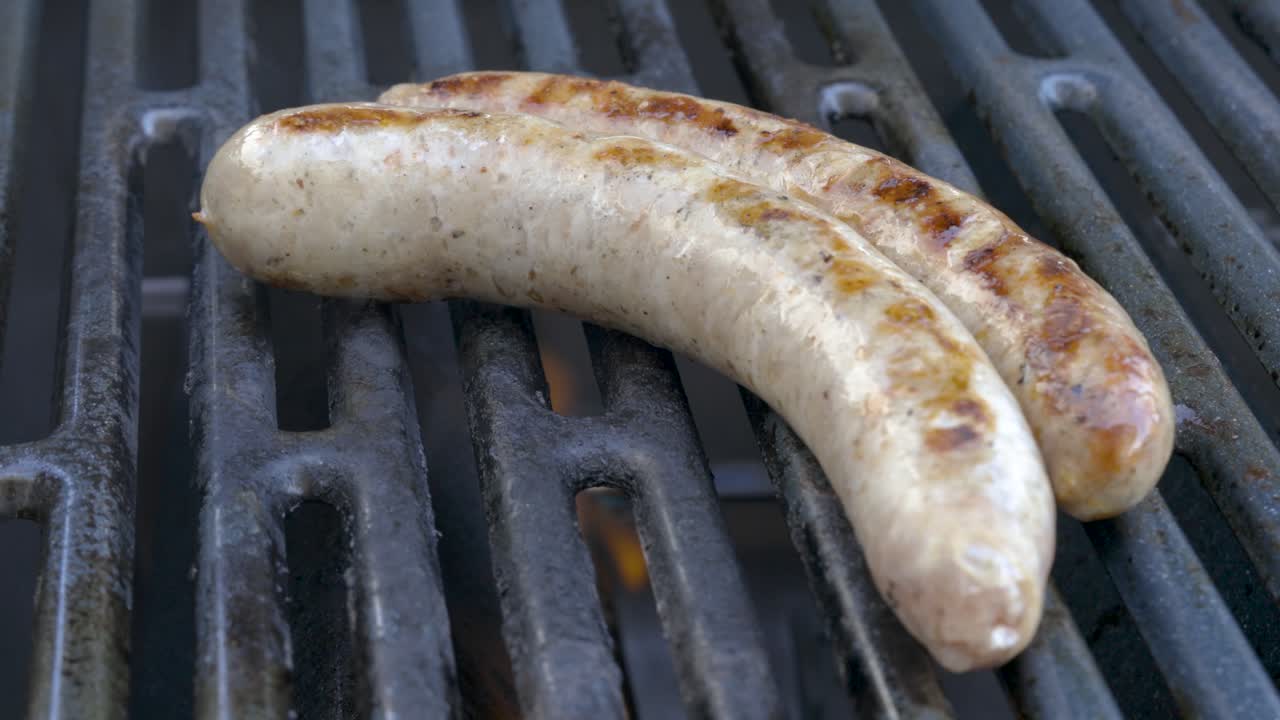 preparación de salchichas alemanas frescas en la parrilla de barbacoa, barbacoa en alemania